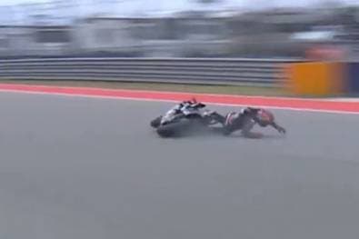 Irrer Jubel-Fail: MotoGP-Star stürzt bei Sieges-Wheelie