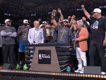 Die New York Knicks krönen sich erstmals seit 53 Jahren zum NBA-Champion. Mit einem Sieg in Spiel 5 gegen die San Antonio Spurs entscheiden die New Yorker die Finalserie für sich.