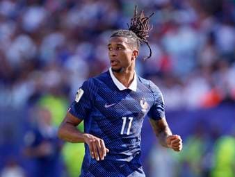 Michael Olise spielt auch bei der WM groß auf. Der Flügelspieler des FC Bayern darf in der Nationalmannschaft aber auf der Zehner-Position ran. Keine schlechte Idee, finden Mats Hummels und Jürgen Klopp