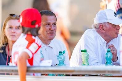 Hoeneß: Eberl bleibt zu „100 Prozent“ beim FC Bayern