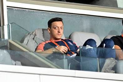 Özil zeigt brisantes Wolfsgruß-Foto