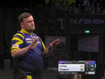Luke Littler ist in der diesjährigen Premier League Saison noch nicht angekommen und reagiert bei der nächsten Niederlage sehr ironisch auf das Publikum.