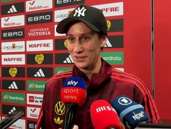 Nach dem verlorenen Nations-League-Finale gegen Spanien wird Ann-Katrin Berger nach ihrer Zukunft beim DFB-Team gefragt.