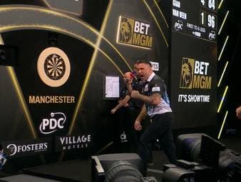 Gerwyn Price triumphiert an Premier League-Abend Nummer Neun. In Manchester liefert der "Iceman" eine große Show.