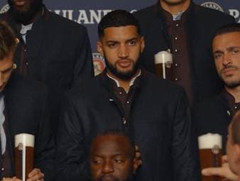 Ismael Saibari schließt sich dem FC Bayern an. Dem Neuzugang der Münchner gefällt die bayerische Tracht jedoch noch nicht wirklich - und ein weiteres Detail rund ums Bier stach ins Auge. 
