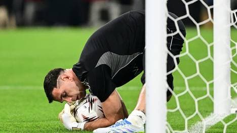 Villas Emiliano Martinez beim Aufwärmen in Istanbul