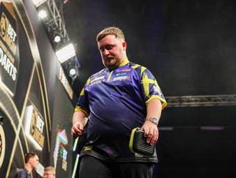 Luke Littler spielt zum ersten Mal vor TV-Kameras einen Average von unter 85 und liefert damit seine schwächste Performance in der Premier League of Darts.