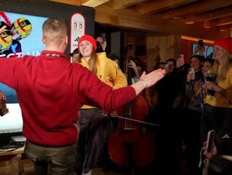Dajana Eitberger und Magdalena Matschina gewinnen im Doppelsitzer Olympia-Silber. Wegen einer vorangegangenen Wette muss Matschina im deutschen Haus schuhplatteln. 