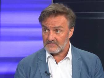 Der Iran muss zwei Stunden nach Beendigung eines WM-Spiels die USA verlassen. Die politischen Spannungen könnten auch auf den Fußball überschwappen. 