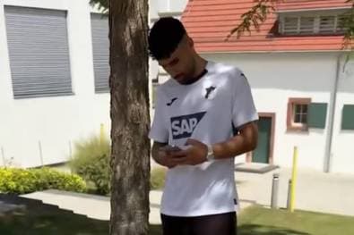 Bundesligist nimmt Spieler bei Vorstellung auf die Schippe