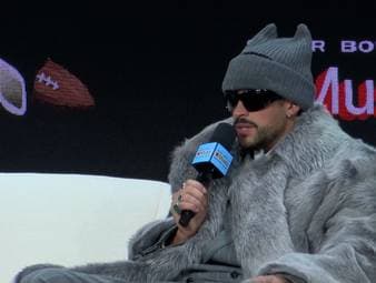 Bad Bunny ist der Halbzeit-Act beim diesjährigen Super Bowl. Der Rapper sorgt im Vorfeld für einen skurrilen Auftritt.