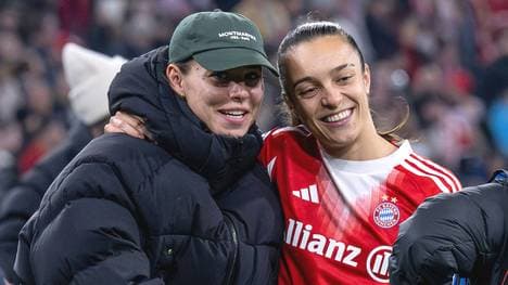 Die verletzte Lena Oberdorf (l.) mit Natalia Padilla 