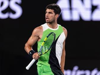 Carlos Alcaraz trifft im Halbfinale der Australian Open auf Alexander Zverev. Die australischen Tennis-Legenden um Lleyton Hewitt zeigen sich von der Entwicklung des Spaniers beeindruckt.