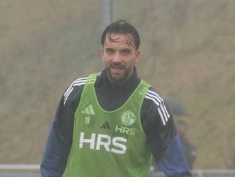 Schalke 04 steckt in der Krise. Die letzten fünf Spiele gingen verloren, dazu kommen Gerüchte über Unruhe in der Kabine. Im SPORT1-Exklusivinterview spricht Kapitän Kenan Karaman offen über die aktuelle Formschwäche, die schwierige Phase und die Spekulationen rund um mögliche Spannungen im Team.