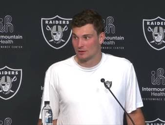 Fernando Mendoza wird nicht an der Reise ins Weiße Haus teilnehmen, da zeitgleich das Trainingslager der Las Vegas Raiders stattfindet. Das begründet er mit einem Blick in seinen Kalender, den er allerdings nicht dabei hat.
