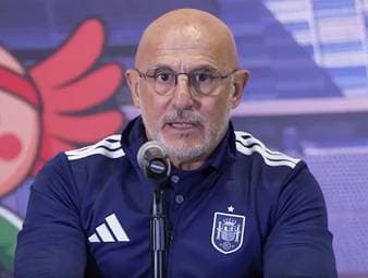Spanien-Coach Luis de la Fuente zeigt sich vor dem WM-Auftakt optimistisch, dass Lamine Yamal rechtzeitig fit wird. Zudem betont er, dass Gavis hartes Einsteigen gegen Rodri im Training zum Fußball dazugehört.