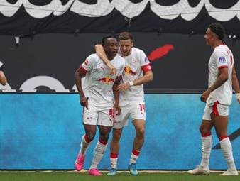 Christoph Baumgartner wird auf seinen Teamkollegen Yan Diomande angesprochen. Dabei legt er sich fest, dass dieser demnächst zur Weltklasse gehören wird und vielleicht sogar schon jetzt dazugezählt werden kann.