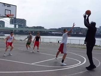 Stell dir vor, du triffst dich mit deinen Jungs, um ein bisschen Basketball zu zocken - und auf einmal taucht eine NBA-Legende auf. Genau das ist diesen jungen Basketballern in Köln passiert.