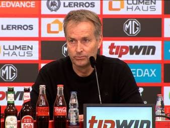 Trainer Kasper Hjulmand setzt im Tor von Bayer Leverkusen auch im Spiel gegen den VfL Wolfsburg auf Mark Flekken. Die eigenen Fans quittieren das zeitweise mit Pfiffen, Hjulmand reagiert nach der Partie.