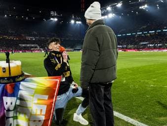 FC-Fan macht Antrag im Stadion