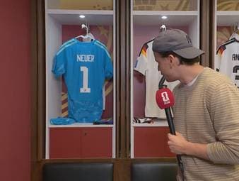 Vor dem Spiel gegen die Elfenbeinküste liefert Magenta interessante Einblicke hinter die Kulissen und zeigt die Kabine der deutschen Mannschaft. 