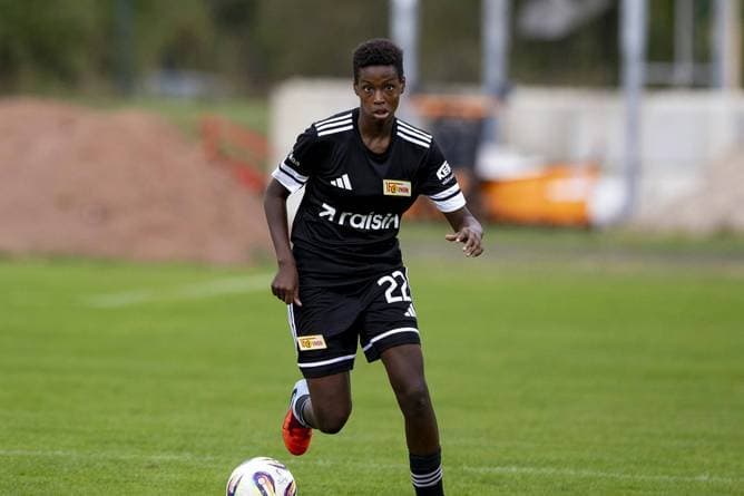 15-Jährige erhält Profi-Vertrag