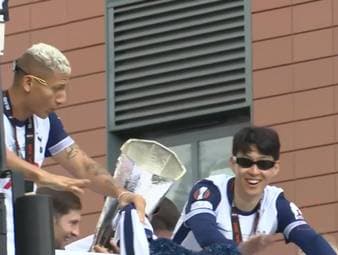 Tottenham Hotspur feiert den Gewinn der Europa League mit einer Busparade. Der 1:0-Sieg gegen Manchester United beendete eine 17-jährige Titelflaute.