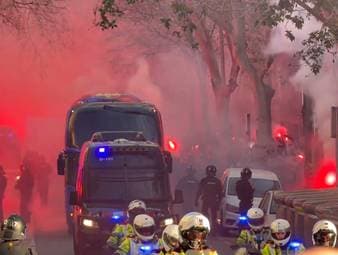 Die Fans stimmen sich auf das spanische Viertelfinale in der Königsklasse ein. Während die Barca-Fans ihr Team stattlich Willkommen heißen, fielen einige Atletico-Fans durch unschöne Szenen auf. 