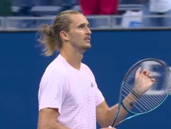 Deutschlands Tennis Ass Alexander Zverev hat die dritte Runde der US Open souverän gemeistert. Er schlägt den Chilenen Alejandro Tabilo klar in drei Sätzen und steht im Achtelfinale.