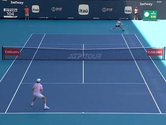 Jannik Sinner gewinnt in der 2. Runde der Miami Open 2026 und gleicht gleichzeitig einen Rekord von Novak Djokovic aus.