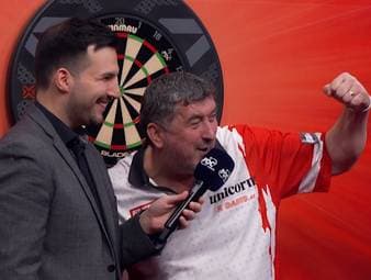 Mensur Suljovic gewinnt mit 6:4 gegen Karel Sedlacek und freut sich sichtlich nach seinem Achtelfinaleinzug. Der 54-Jährige feiert den Support der österreichischen Fans in Göttingen.