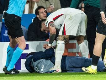 Beim 5:2 zwischen Paris Saint-Germain und Chelsea FC im Parc des Princes sorgt ein Zusammenstoß von Pedro Neto mit einem Balljungen für Aufsehen. Nach dem Spiel äußert sich Trainer Liam Rosenior zu dem Vorfall und kritisiert zugleich die mangelnde Disziplin seiner Mannschaft nach der deutlichen Niederlage in Paris.