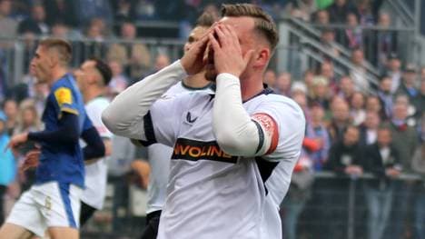 Fussball 2. Bundesliga, Holstein Kiel - 1.FC Kaiserslautern 17.04.2026, 2. Bundesliga, Holstein Kiel - 1.FC Kaiserslautern v.l. Marlon Ritter (1. FC Kaiserslautern) Enttäuscht, traurig, frustriert, ratlos, (DFL DFB REGULATIONS PROHIBIT ANY USE OF PHOTOGRAPHS as IMAGE SEQUENCES and or QUASI-VIDEO) Kiel Holstein-Stadion Schleswig-Holstein Deutschland (DEU) *** Soccer 2 Bundesliga, Holstein Kiel 1 FC Kaiserslautern 17 04 2026, 2 Bundesliga, Holstein Kiel 1 FC Kaiserslautern v l Marlon Ritter 1 FC Kaiserslautern Disappointed, sad, frustrated, helpless, DFL DFB REGULATIONS PROHIBIT ANY USE OF PHOTOGRAPHS as IMAGE SEQUENCES and or QUASI VIDEO Kiel Holstein Stadion Schleswig Holstein Germany DEU Copyright: xStevenxMohrx