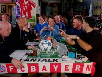 Manuel Neuer fällt nach einem Muskelfaserriss erneut für einige Spiele aus. In der Fantalk-Runde während des Champions-League-Achtelfinals zwischen dem FC Bayern München und Atalanta Bergamo wird diskutiert, ob der Weltmeister von 2014 noch ein weiteres Jahr beim deutschen Rekordmeister spielt und wer ihn als Nummer 1 ablösen könnte.