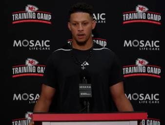Patrick Mahomes ist nach seiner Verletzung für das Trainingscamp der Kansas City Chiefs freigegeben. Quarterback Patrick Mahomes und Head Coach Andy Reid sprechen über den aktuellen Stand und die nächsten Schritte auf dem Weg zurück aufs Spielfeld.