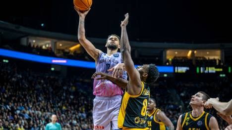 Albas Nationalspieler Agbakoko (l.) beim Korbleger