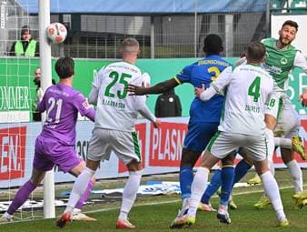 Trotz Blitz-Rot! Fürth rettet Remis