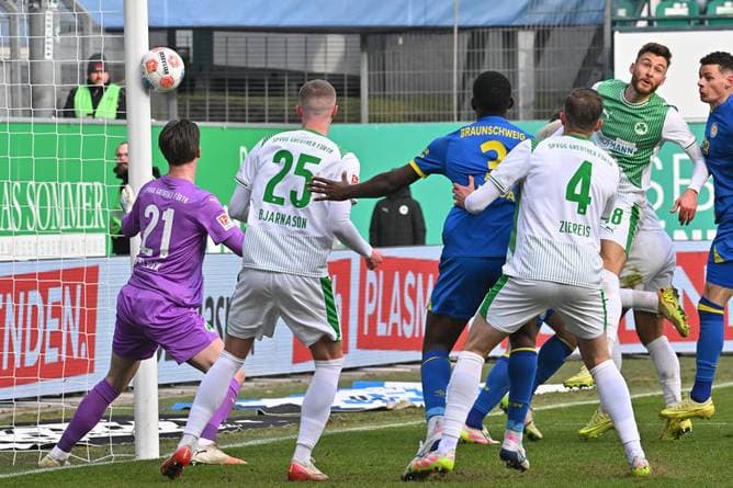 Trotz Blitz-Rot! Fürth rettet Remis