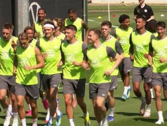 VfL-Wolfsburg-Trainer Tobias Strobl spricht über die Ziele der neuen Saison, die Erwartungen an die Mannschaft und den Weg der Wölfe zurück in die Erfolgsspur.
