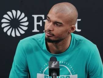 Spurs-Star Victor Wembanyama präsentiert seinen neuen Look: Eine komplette Kahlrasur.