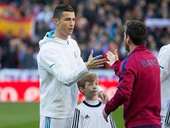 Gareth Bale scherzt über seinen früheren Teamkollegen Cristiano Ronaldo. Der Waliser erzählt, dass Ronaldo manchmal wütend mit den Armen fuchtelte, wenn er den Ball nicht bekam. Seinen Ehrgeiz schätzt er aber sehr.