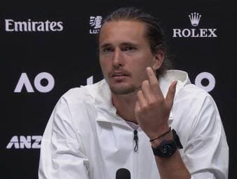 Alexander Zverev muss sich vor den Australian Open auch zu den Liebesgerüchten um ihn und Caro Daur äußern. Dabei wählt die deutsche Nummer eins drastische Worte. 