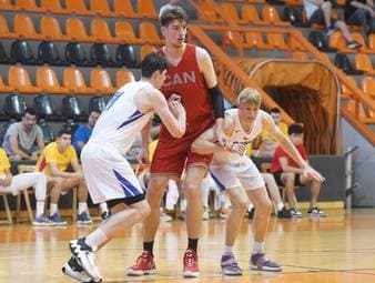 Der größte Basketball-Teenie der Welt