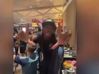 Der FC Arsenal ist durch das Remis von Manchester City Meister der Premier League. Bukayo Saka postet im Anschluss Einblicke in die Party der Stars.