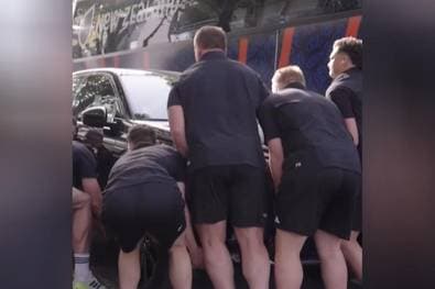 Was für Maschinen! Nationalteam räumt Auto vor Mannschaftsbus weg
