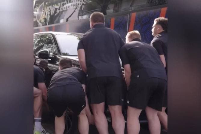 Was für Maschinen! Nationalteam räumt Auto vor Mannschaftsbus weg