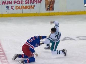 Matte Rempe und Ryan Reaves bitten zum Tanz: Erst nach über 30 Sekunden gehen die Schiedsrichter im Kampf der Schwergewichte dazwischen.