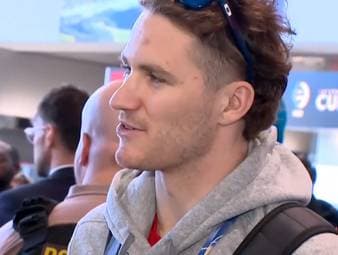 Die Eishockeyspieler von Team USA sind zurück in den Vereinigten Staaten. Dabei wurden die Spieler am Flughafen von Miami gefeiert und stellten sich trotz Müdigkeit und Reisestrapazen den Fragen der Reporter.