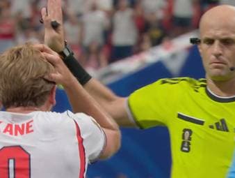 Im WM-Sechzehntelfinale von England gegen die DR Kongo kommt Harry Kane im Strafraum zu Fall. Der Unparteiische gewährt dem Bayern-Star aber keinen Elfmeter. Das sorgt für Diskussionen. 