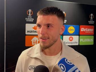 Ermedin Demirovic sorgt für einen Lacher als er von seinem Gespräch mit dem bosnischen Schiedsrichter während des Spiels erzählt.